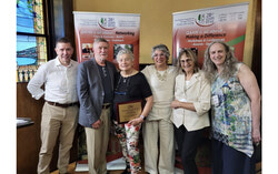 A delegation from the Townships Sun accepts the Richard Evans Award at QAHN’s annual ceremony at the Maison Louis Forget in Montreal. Pictured (L–R): QAHN president Grant Myers; Gerry Cutting, Melanie Cutting, and Marie Moliner of the Townships Sun; QAHN directors Sandi Beebe and Michèle Thibeau. Photo: M. Farfan