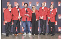 Légende photo : De gauche à droite : Éric Kingsley, John Pierce, Marc Clément, Isabel Lamarche, Ian White et Darrin Sayles lors de la remise des prix « Marchand par excellence » de Home Hardware Stores Limited, à Toronto, le 10 septembre. Crédit photo : Gracieuseté